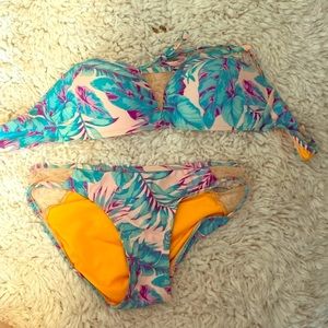CLOSET CLEAROUT ‼️Tropical Bikini Set SIZE M